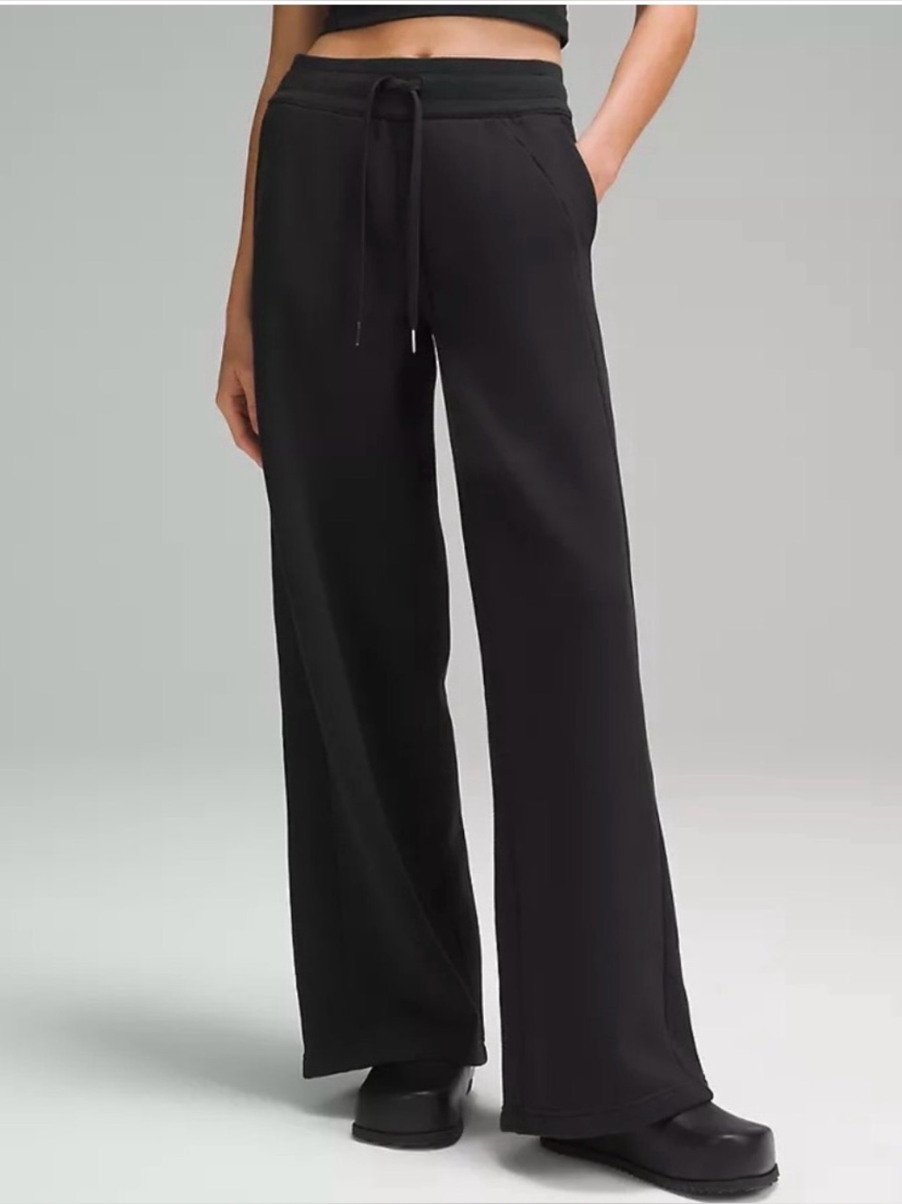 Lululemon Scuba Mid-Rise Wide Leg Pant Regular
Black size XL NWT Sweatpants